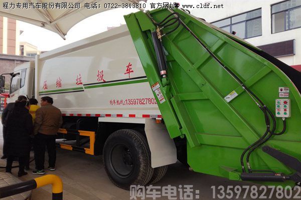 河北石家庄王总来厂订购12吨压缩垃圾车(图4)